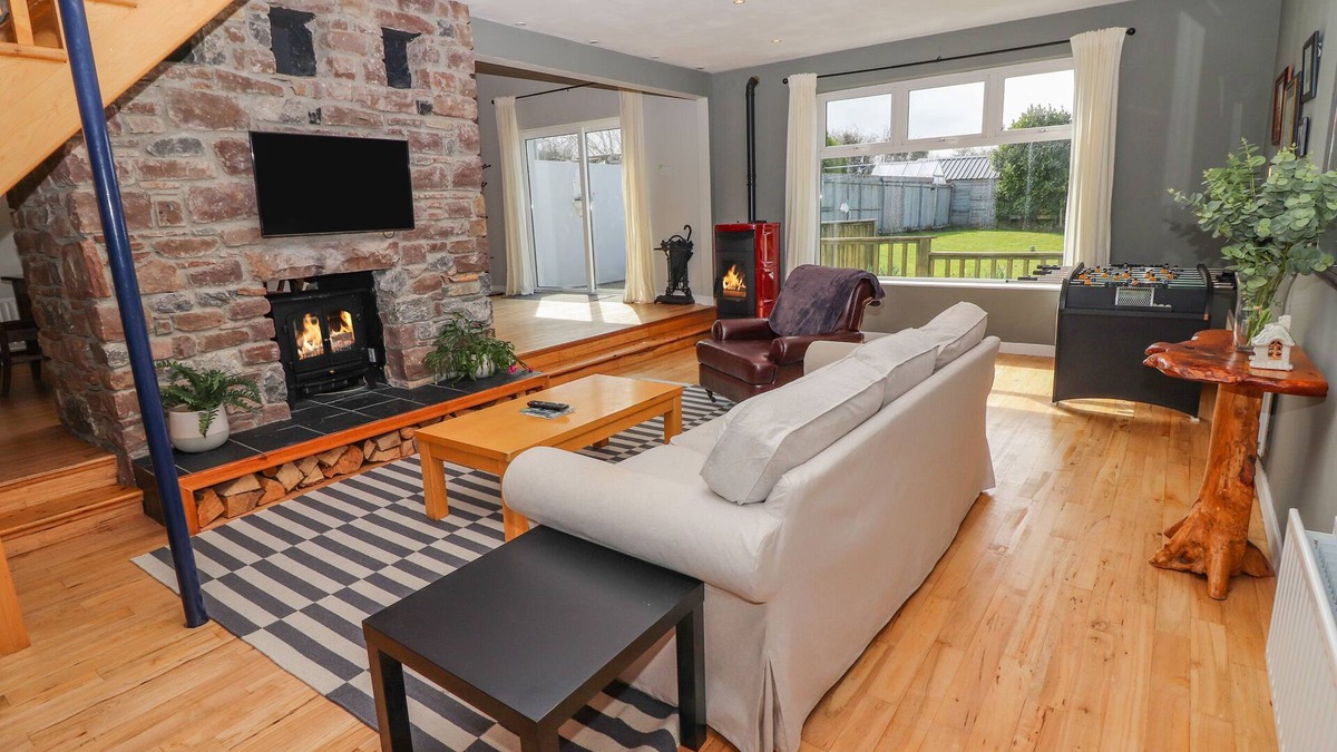 Faha House | ROSNACARTHNA MORE APARTMENT, pet friendly in Beaufort, County Kerry