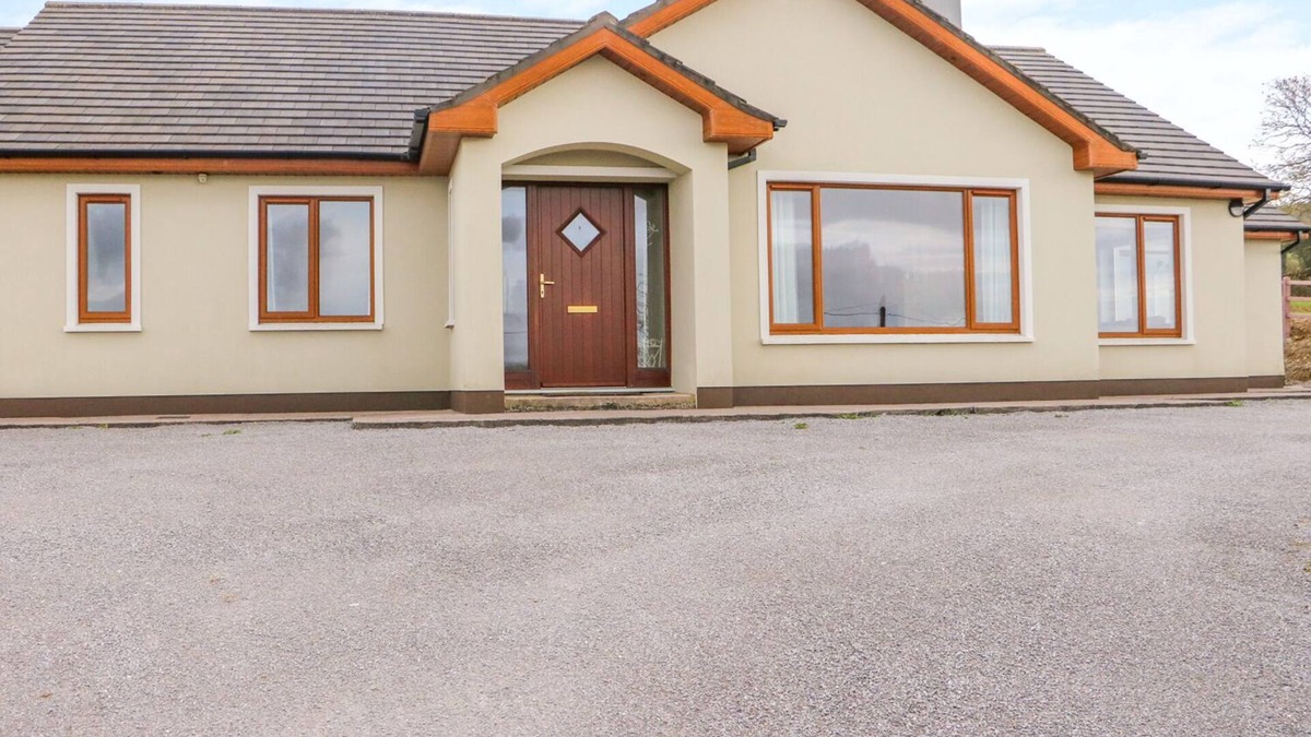 Farranfore House | ROSSANEAN, family friendly in Farranfore, County Kerry