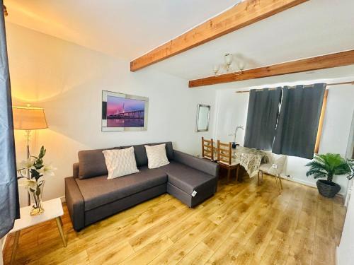 Rosyth House | Rosyth 3 Bedroom home-Near Edinburgh & M90 With Free Parking