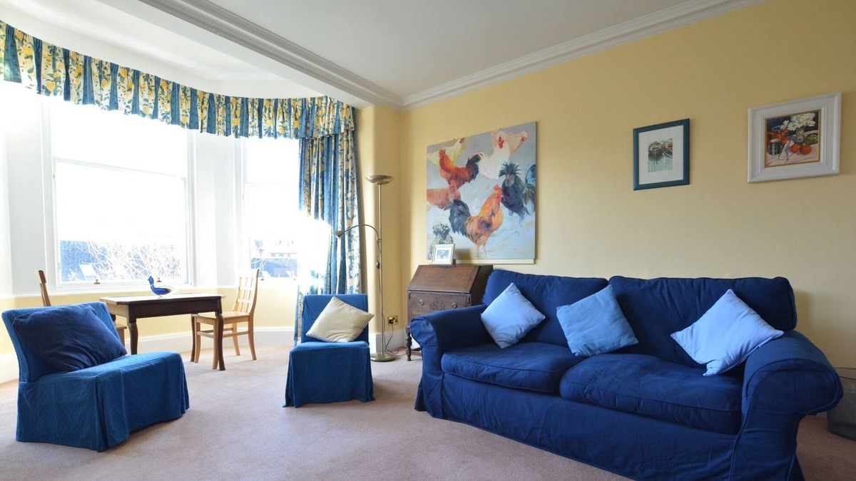 West End Apartment | Rothesay Residence | 3 Bed | Private Carparking!