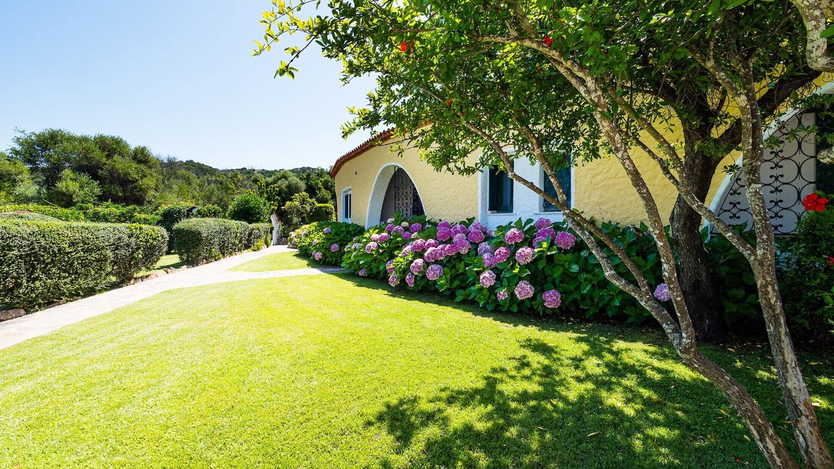 Cala Bitta Apartment | Rotonda Cottage 33 - modern flat with pool in Baja Sardinia
