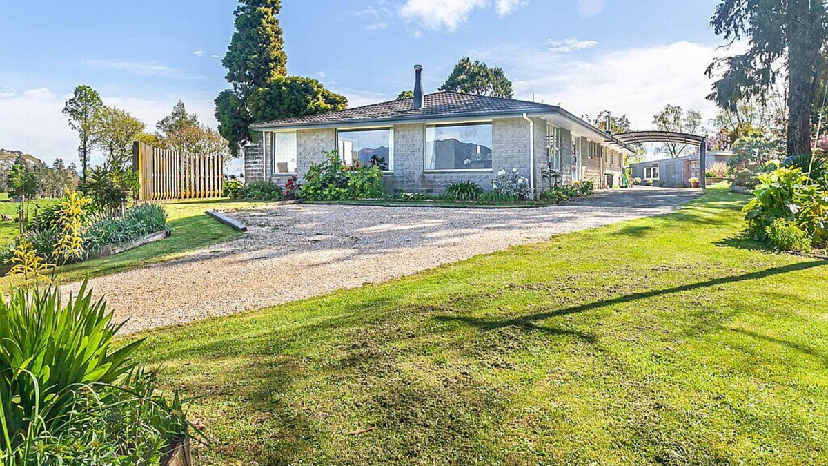 Takaka House | ROTOTAI RETREAT - TAKAKA HOLIDAY HOME, with a garden in Takaka