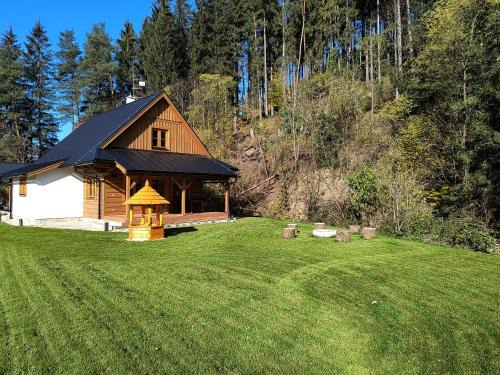 Velke Karlovice Ski Chalet | Roubenka U Potoka
