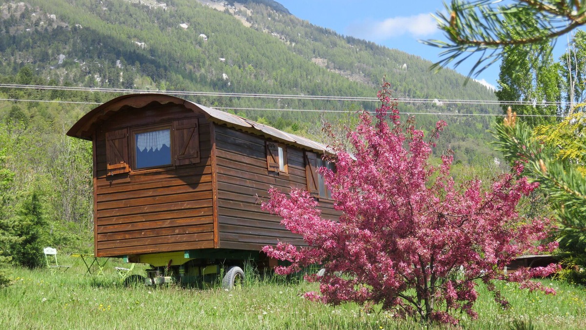 Sigoyer Cabin | Roulotte au Milieu des Chevaux au Pied de la Falaise de Ceuze