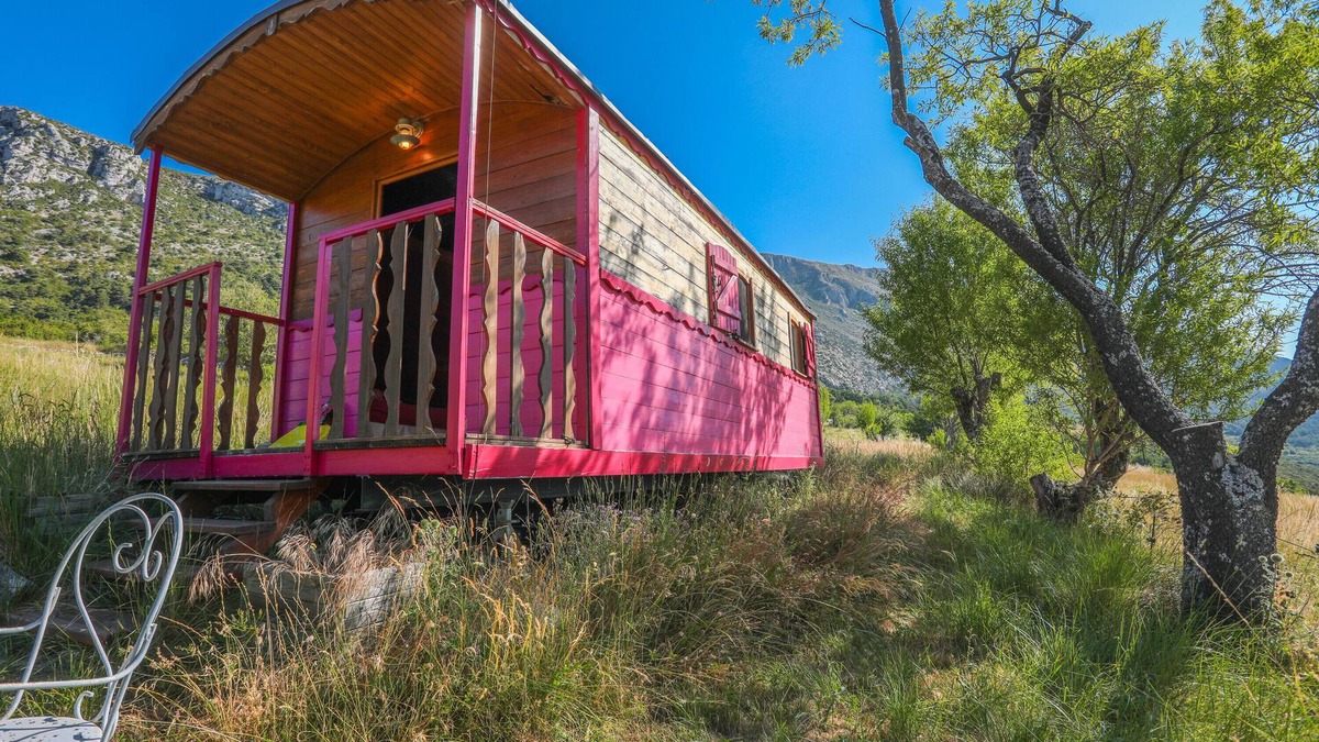 Bargeme Apartment | Roulotte Ferme St Pierre with Private Garden
