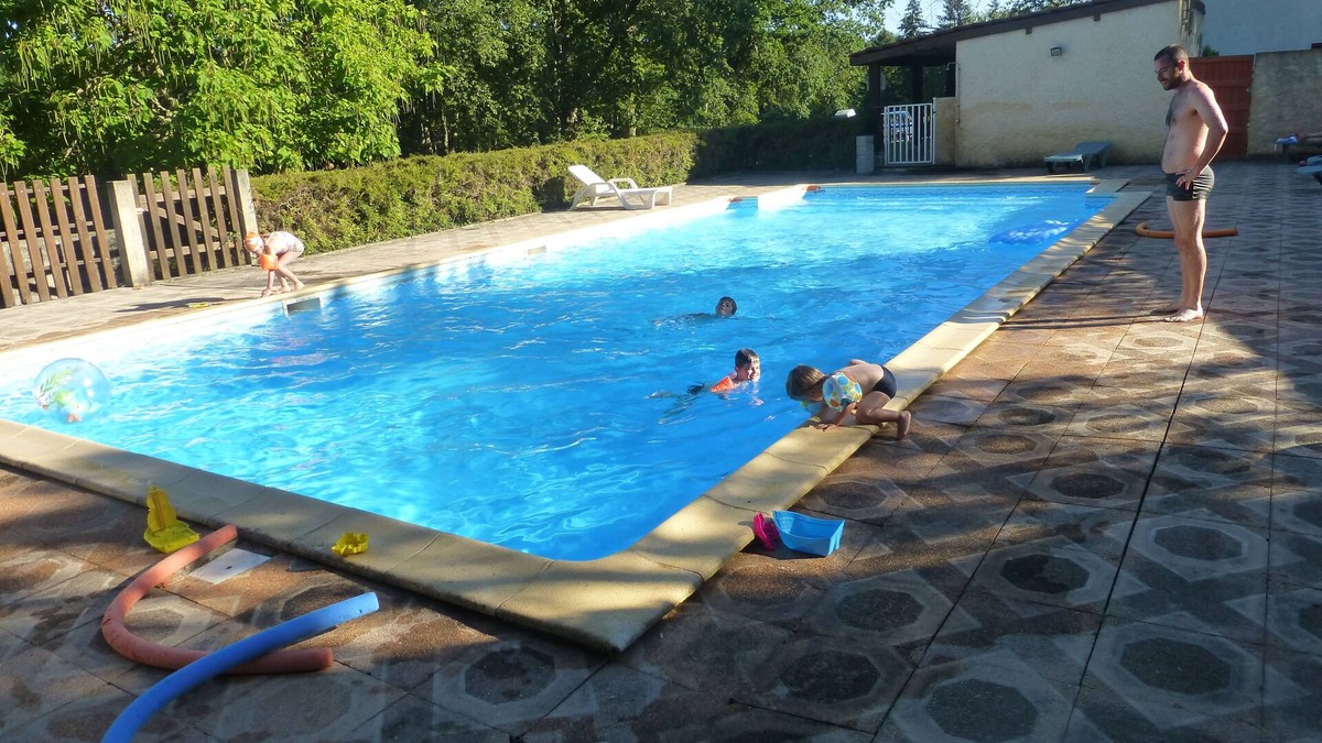 Puy-l'Eveque House | ROULOTTE with terrace and pool in property