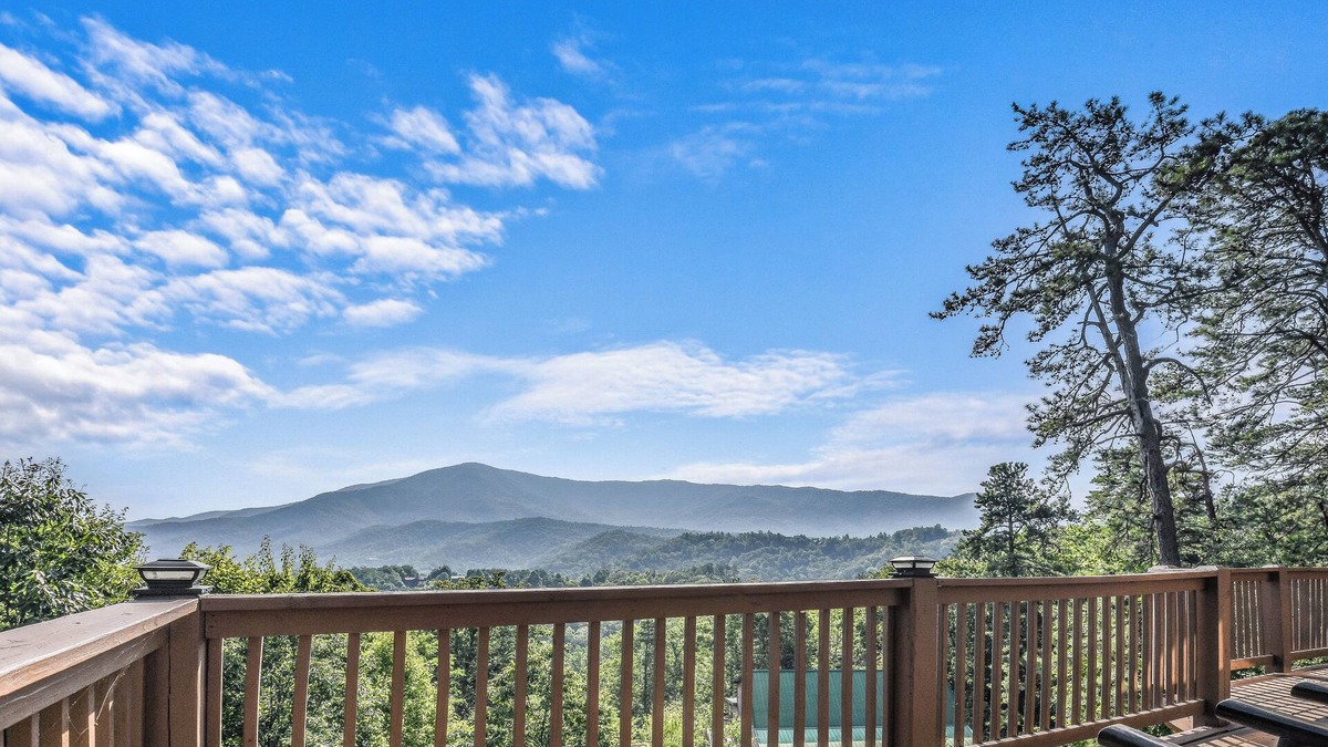 Wears Valley Cabin | Roundtop Mtn Ridge: Free Attraction Tickets, Jetted Bathtub, Pool Table & Mountain Views