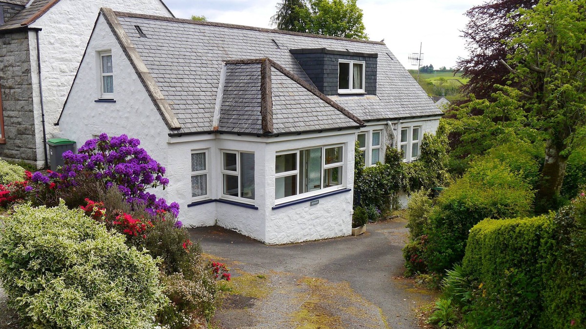 New Galloway Cottage | Rowan Cottage - a cottage that sleeps 6 guests in 3 bedrooms