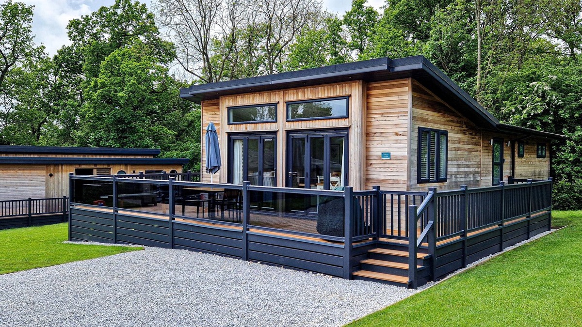 Pickering Ski Chalet | Rowan Lodge | sleeps 4 - Hot Tub, Dog Friendly - 5* Gold Award