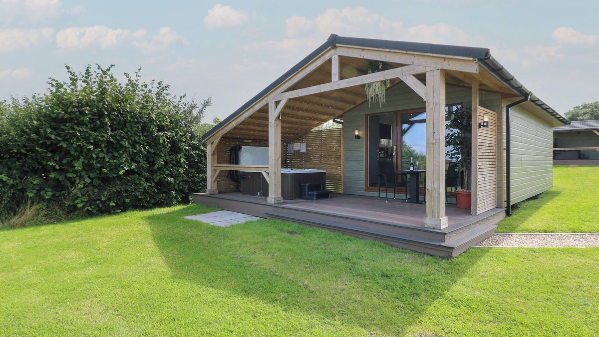 Swadlincote Cottage | ROWAN, romantic, luxury holiday cottage, with hot tub in Donisthorpe