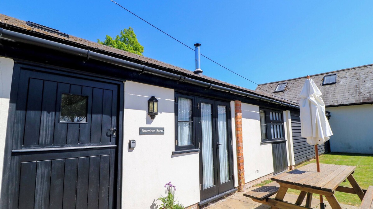 Blandford Forum Cottage | ROWDENS BARN, pet friendly, with open fire in Winterborne Stickland