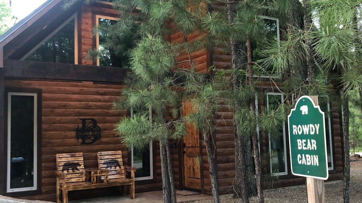 Broken Bow Cabin | Rowdy Bear Cabin-Fort Play Set-Fishing Pond-Foosball-XBox-Gas Grill-Hottub