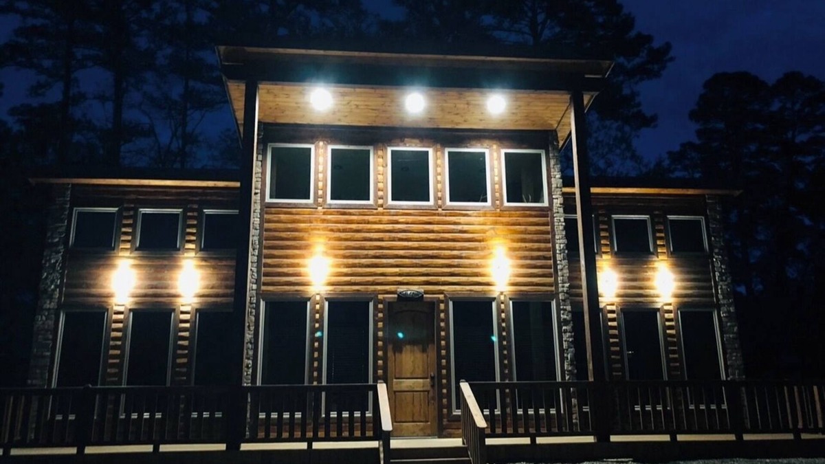 Broken Bow Cabin | Rowdy Fox Cabin-Zipline-Fishing-Shuffleboard-Arcade-Hot tub-Air Hockey-Sleeps 8