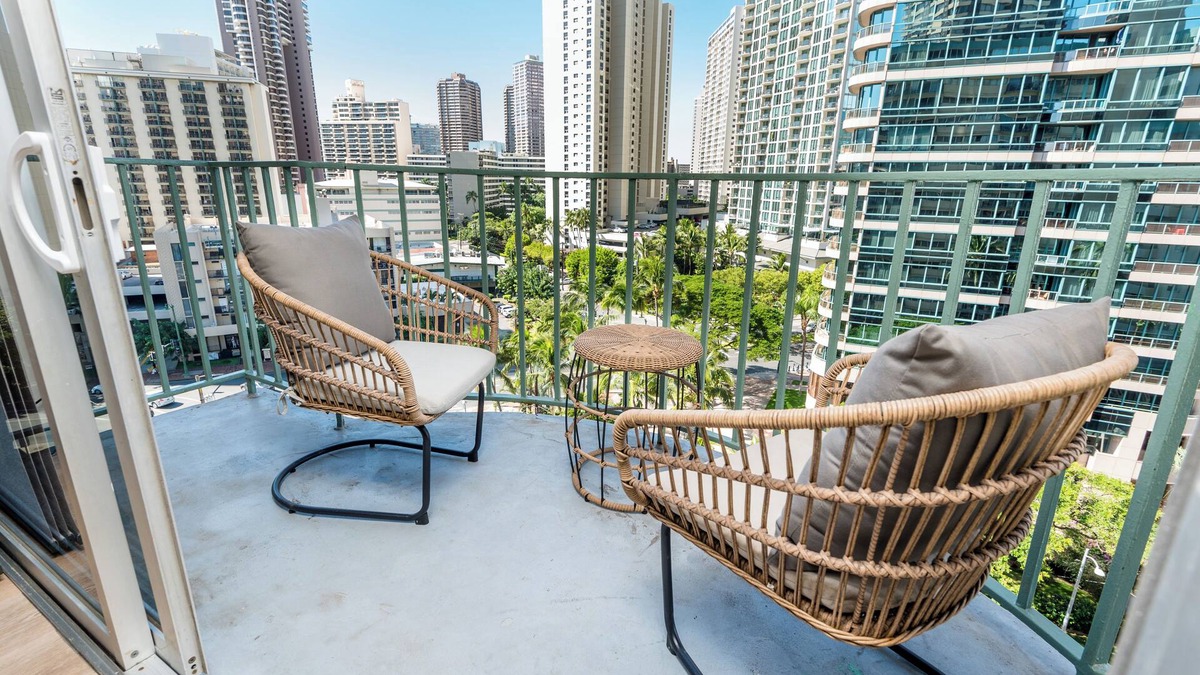 McCully - Moiliili Condo | Royal Aloha by Tropical Escapes Realty