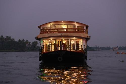 Alappuzha Boat Rental | Royal Boathouse