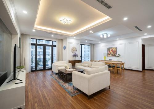 Thanh Xuan Apartment | Royal City 2BR Apartment Full Amenities, Kitchen, Balcony, Near Downtown