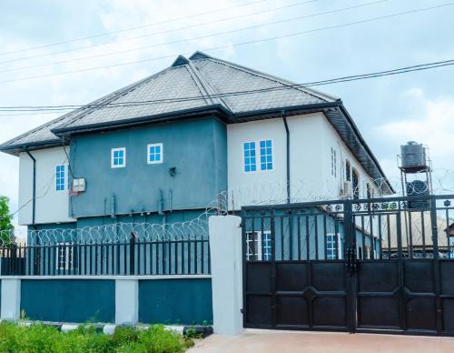 Benin City Apartment | Royal Guests Holiday Lets - Amazing Quiet House near Ramat Park