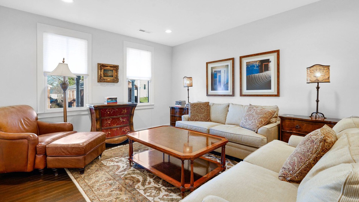 Leesburg's Old and Historic District Cottage | Royal Heritage Home @ Historic Leesburg