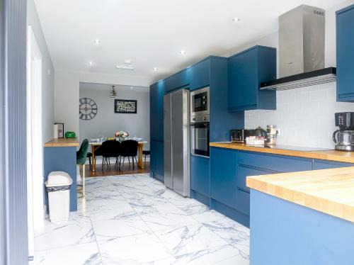 Brampton Apartment | Royal Luxe 6 Bed House in London