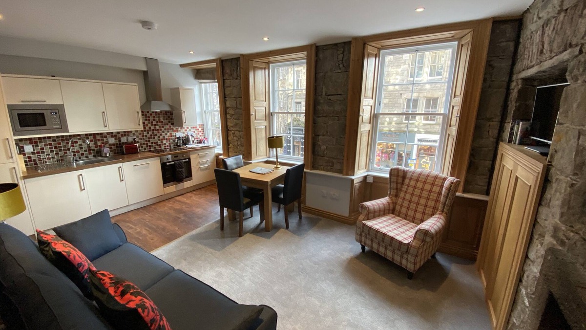 Old Town Apartment | Royal Mile 2 bedroom 2 bathroom by Edinburgh Castle