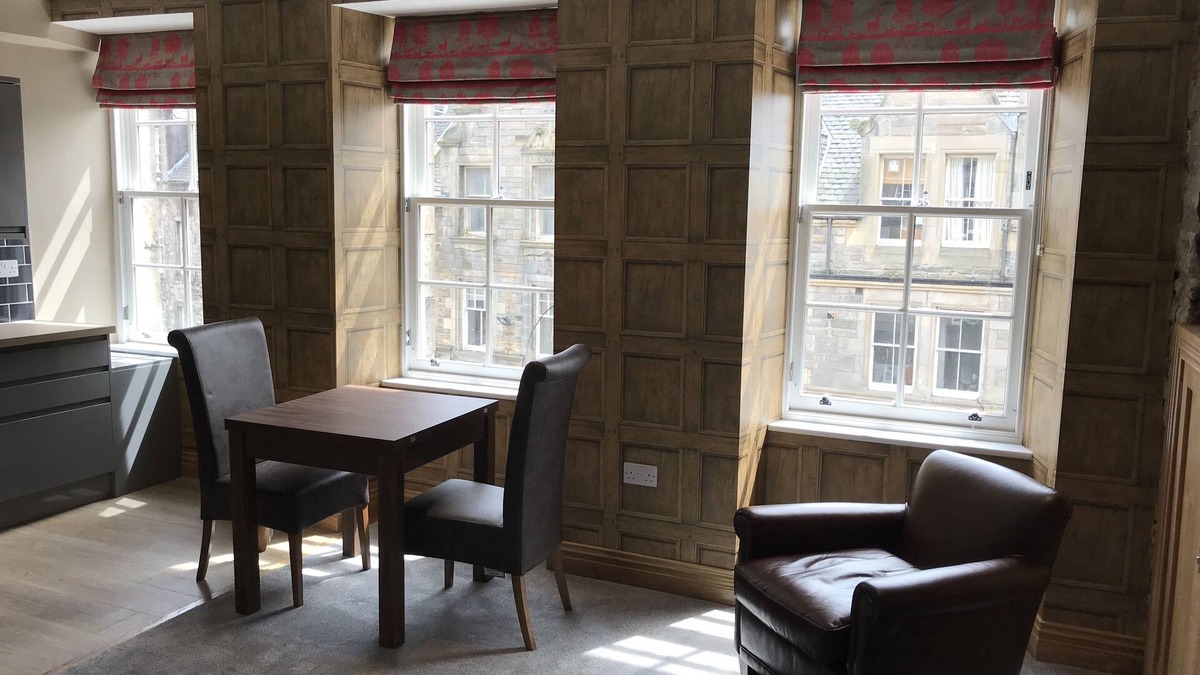 Old Town Apartment | Royal Mile Old Town 2 bedroom 2 bathroom by Castle