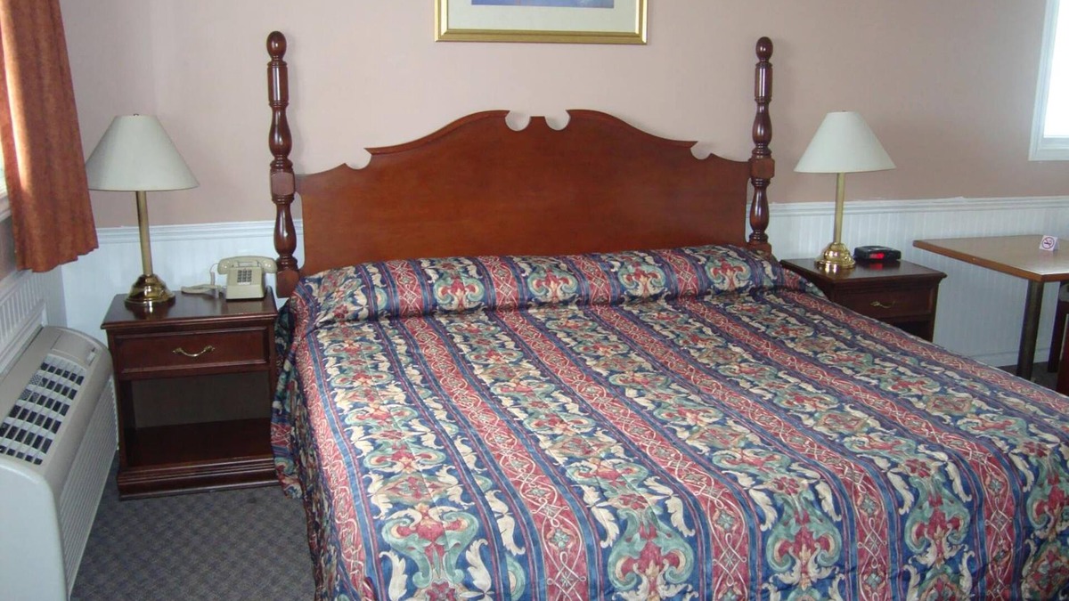 Napanee Hotel | Royal Napanee Inn