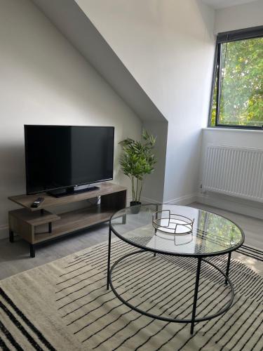 Brentwood Apartment | Royal Oak 7 - FREE PARKING - Sleeps 5 - Perfect for Contractors - Near Shops - Wi-Fi - Long Term Stays