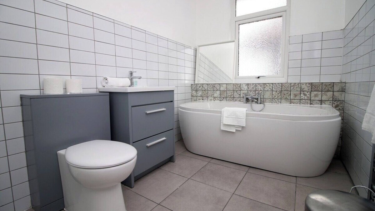 Adamsdown House | Royal Oak House by Tŷ SA - 5 bedroom house