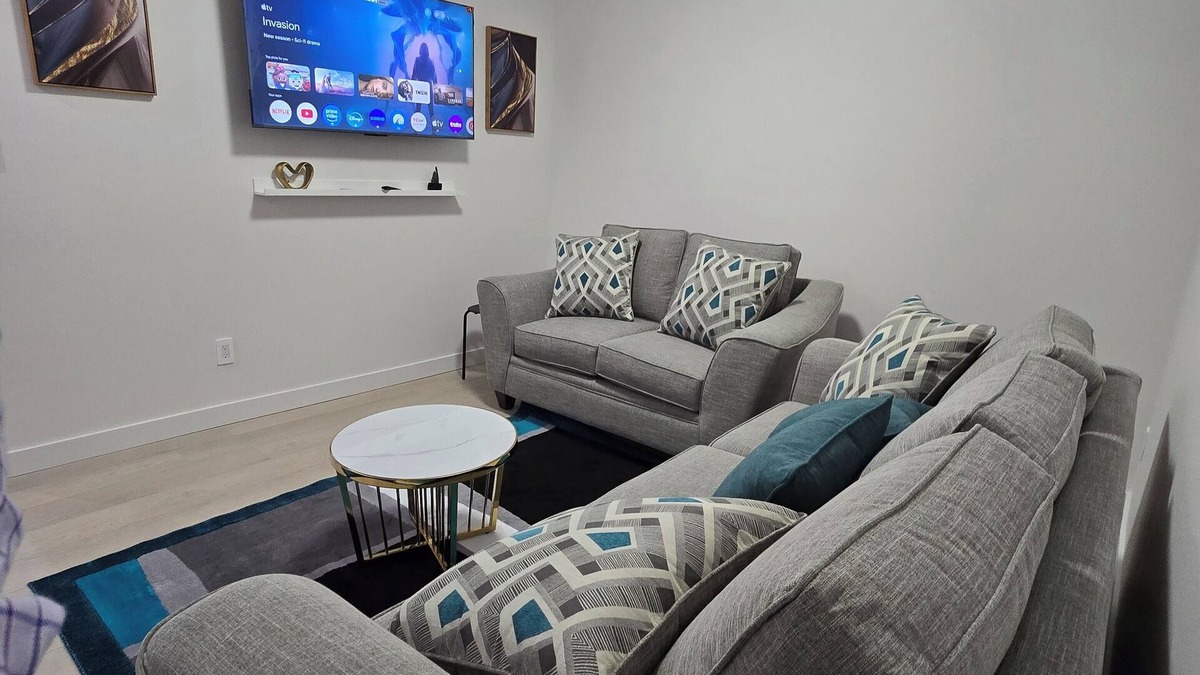 Southwest Edmonton House | Royal Palace-3Bedrooms Basement Guest Suite Near Airport