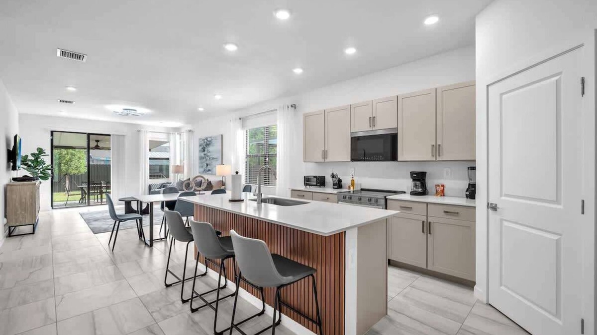 Homestead House | Royal Palm Gateway - Spacious Family Retreat 4/2