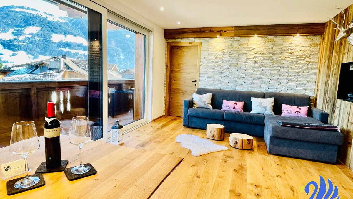 Fuegen Ski Chalet | Royal Swan Apartments, Tyrol