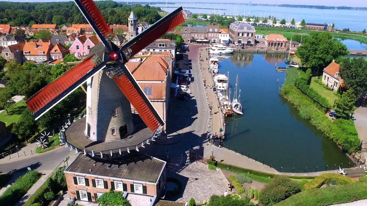 Willemstad House | Royal windmill d'Orange Molen at the waterfront