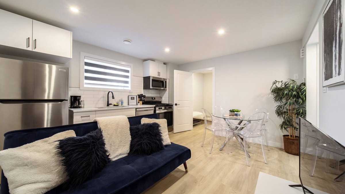 Jasper Place House | RoyalBlueBSMTsuite/KingBed/FreeParking/Netflix