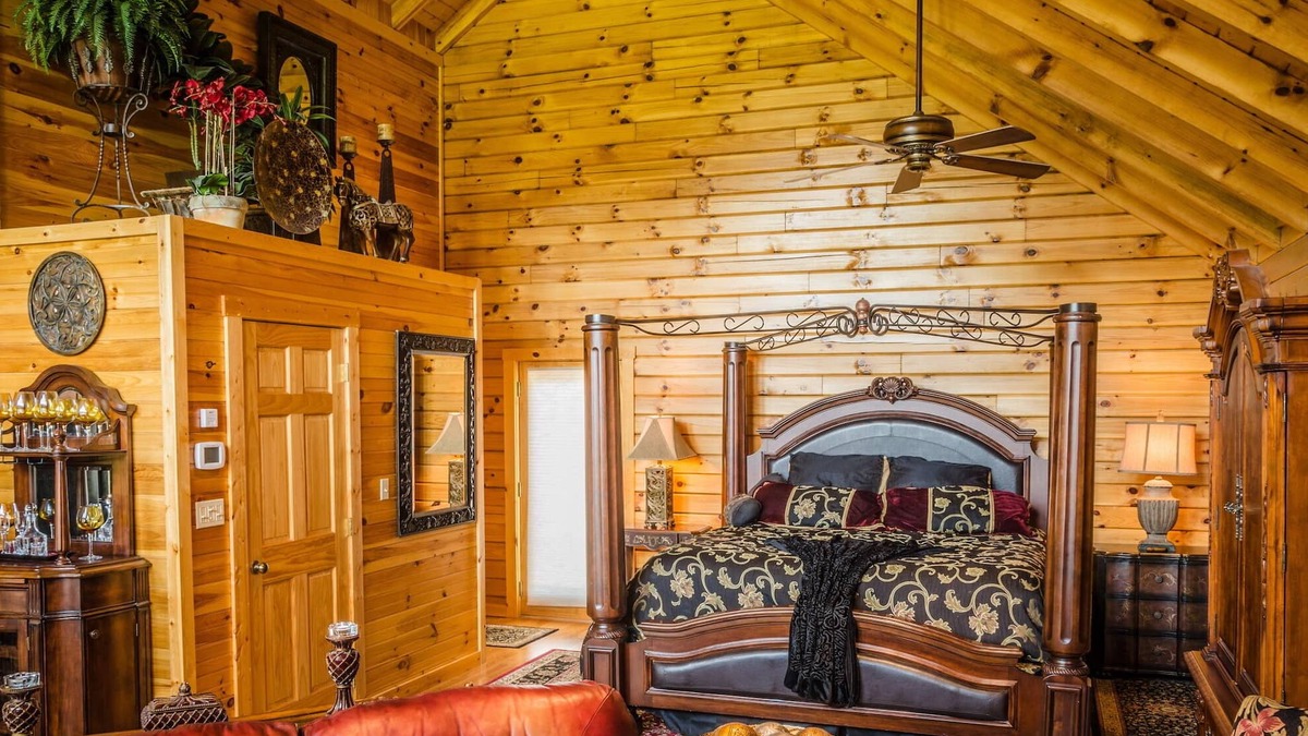 Davis House | ✧Royale Cabin- KING bed, hot tub, NO CLEANING FEE