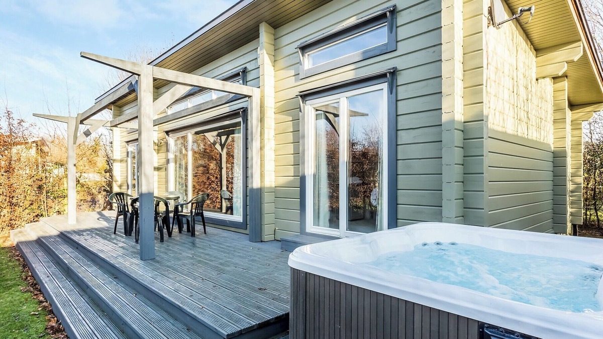 Harlow Apartment | Roydon Two Bedroom Lodge with Hot Tub