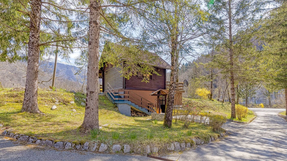 Hrib pri Hinjah Ski Chalet | Rozi's Riverside Cottage, Osilnica, Slovenia