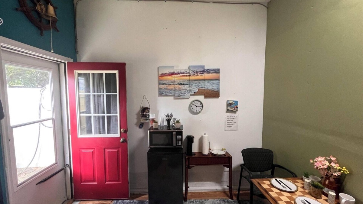 Bayview Apartment | RRRRAD Room by the beach with AC and Heat if needed in Norfolk. Big TV Too