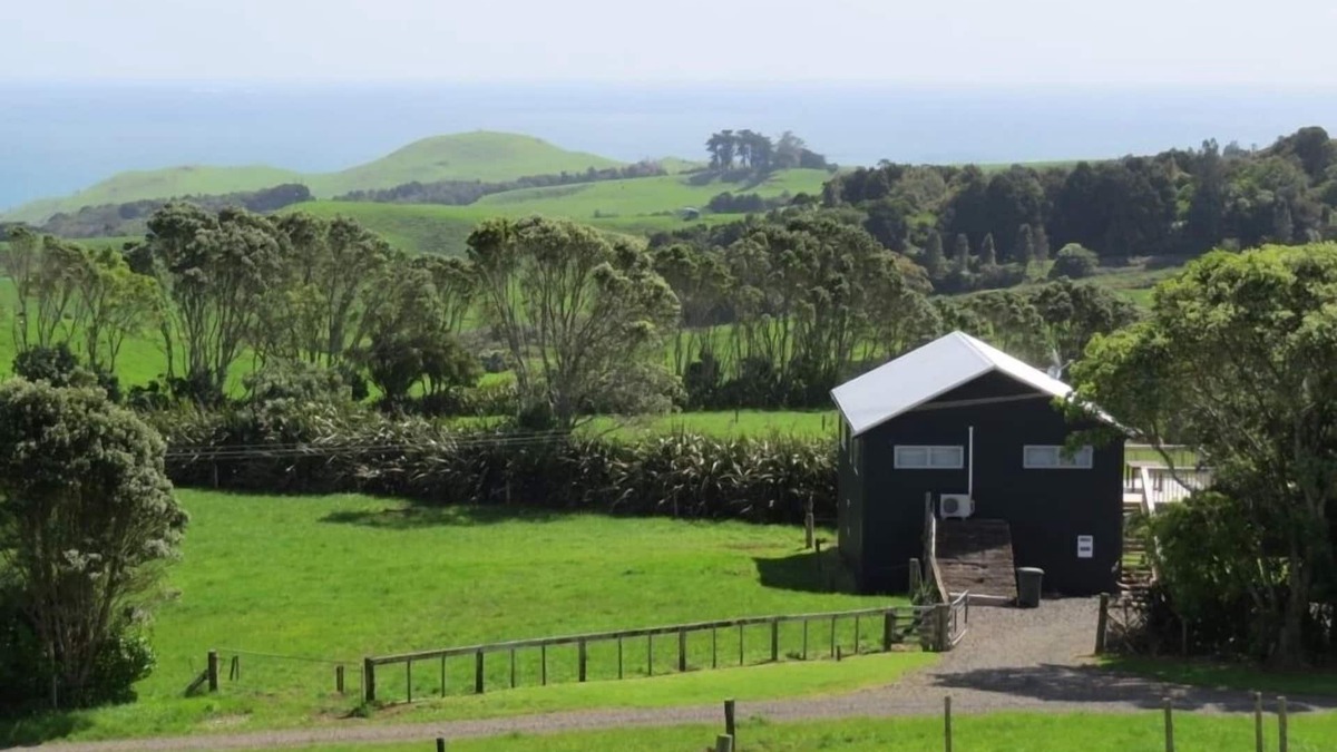 Raglan House | Ruapuke Retreat - Raglan Coastal &.Rural Views