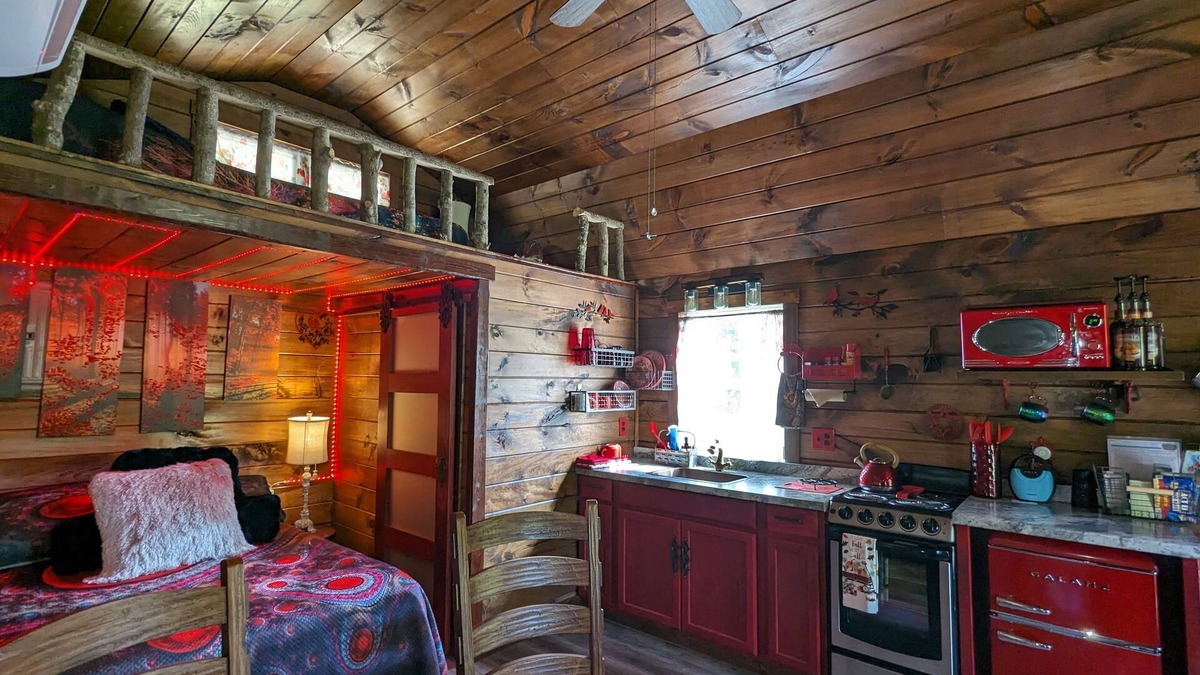 Pittsburg Cabin | Ruby Ravine- Pretty boutique+rustic cabin in DanielBooneForest, RockcastleRiver!