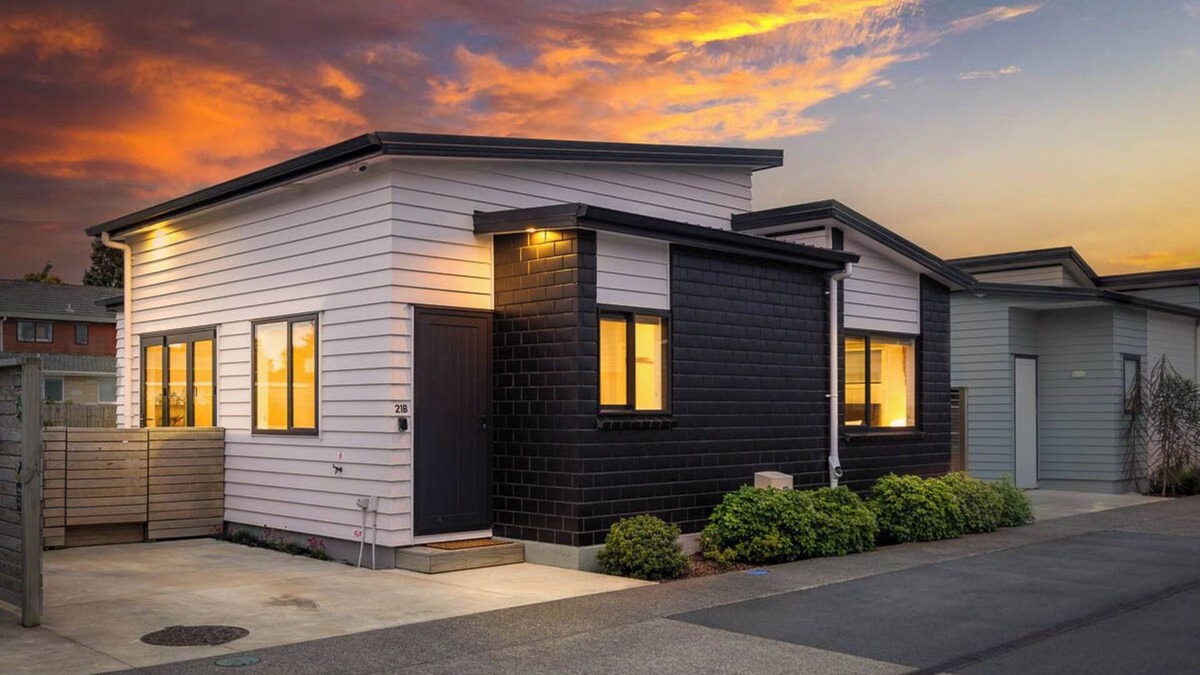 Raumati Beach House | Ruby Red Holiday Home Raumati - 2 min walk to Raumati Village & Raumati beach
