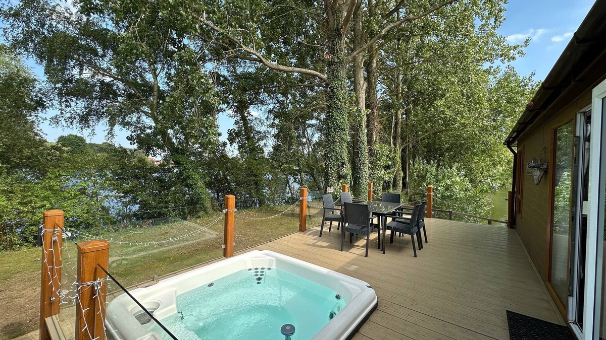 Tattershall Cabin | Rudd lake luxury lodge with a private Fishing Peg & hot tub @Tattershall lakes