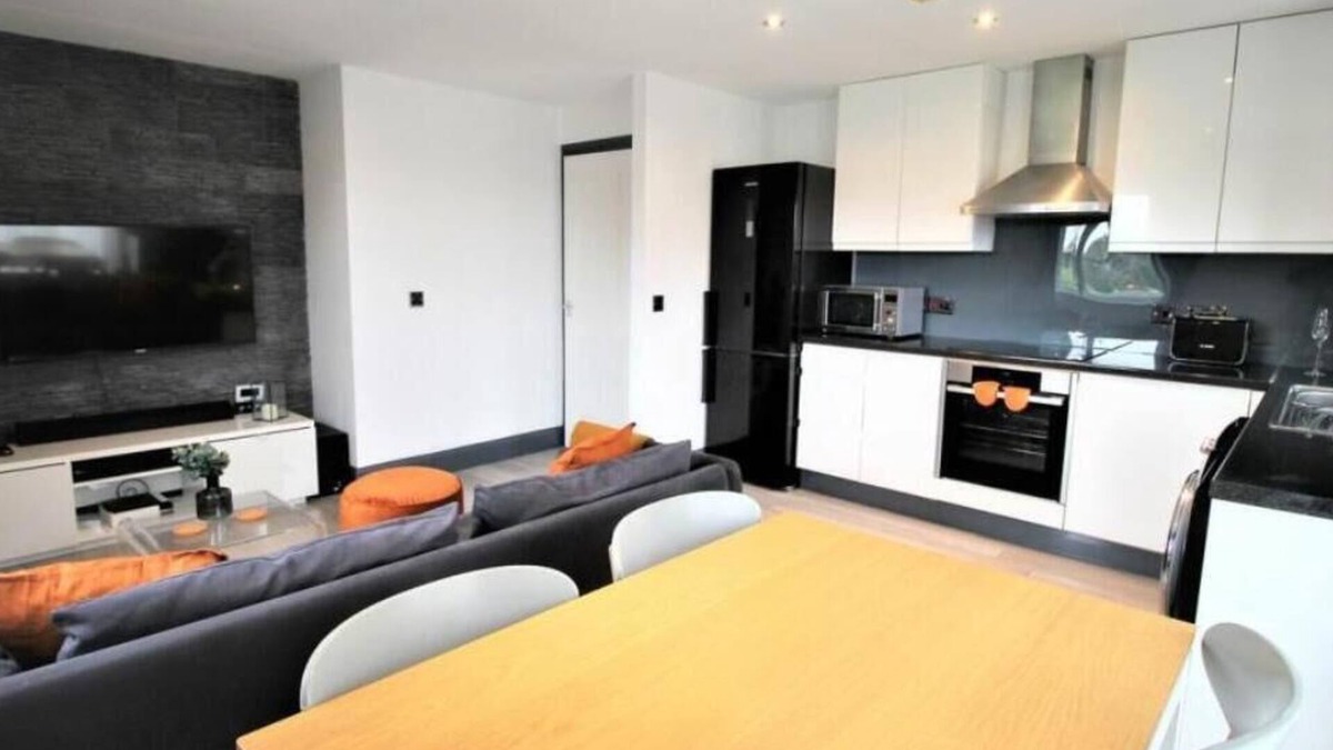 Rugby Apartment | Rugby - Apartment - Sleeps 4 - Parking