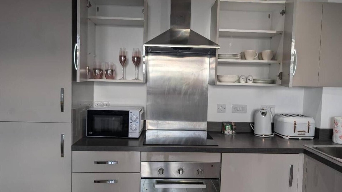 Rugby Apartment | Rugby - Apartment - Sleeps 4 - Parking