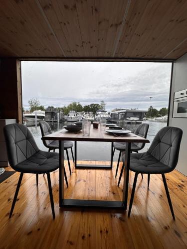 Schmoeckwitz Boat Rental | Ruheoase am Wasser, Sauna-Hausboot in Naturidylle