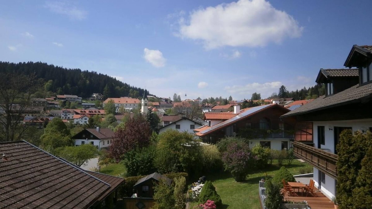 Sankt Englmar Apartment | Ruhig gelegenes 50qm Ferienstudio mit Balkon, Haustire auf Anfrage erlaubt
