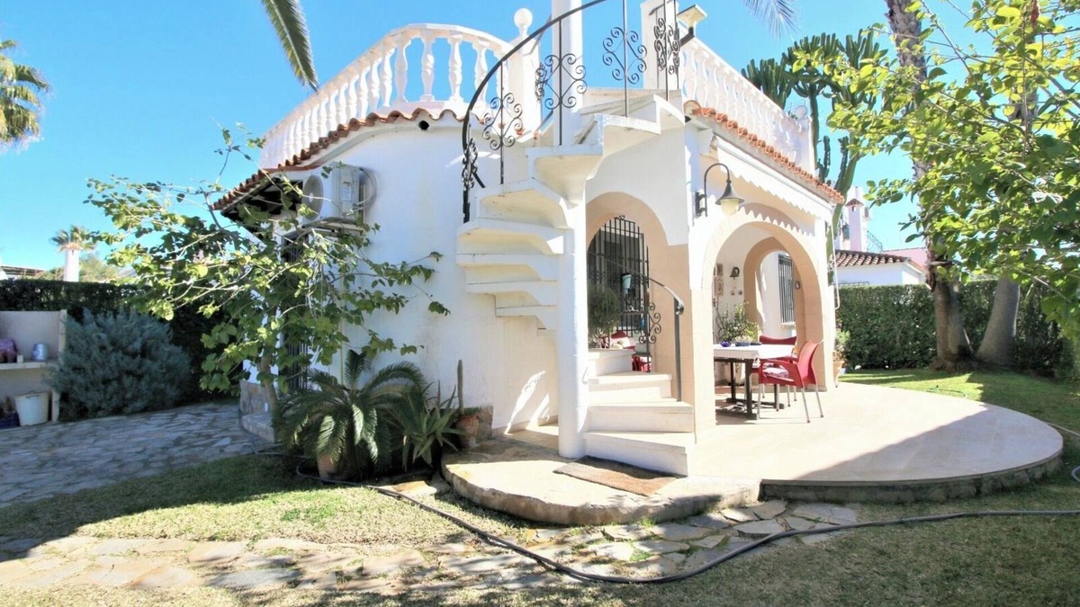 Les Deveses House | Ruhig Gelegenes Freistehendes Haus mit Privatem Garten, 300 m vom Strand