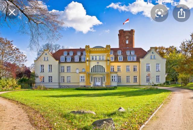 Lelkendorf Apartment | Ruhig & Idyllisch - Schloss Lelkendorf - Maisonette-Apartment Ulrichshusen mit Dachterrrasse, Mecklenburger Seenplatte mit Dachterrasse, Nähe Ostsee