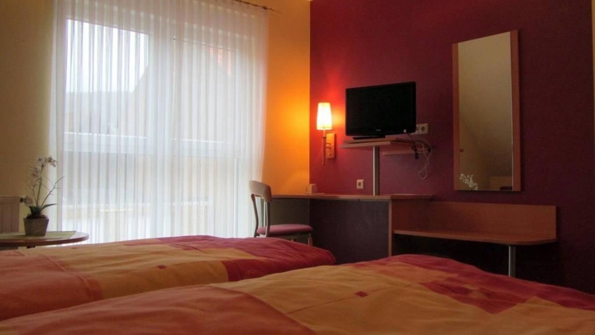 Edesheim Apartment | Ruhiges Doppelzimmer mit Dusche, WC, 1 Schlafraum - Gasthaus Winkelvoß