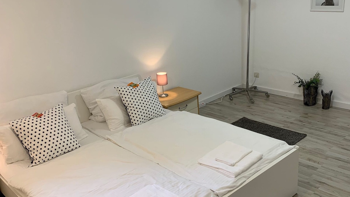 Langenfeld Apartment | Ruhiges & Geräumiges Doppelzimmer in Top Lage mit Parkplatz
