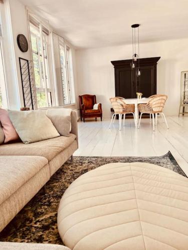Breda Apartment | Ruim comfortabel appartement centrum Breda MET restaurant!